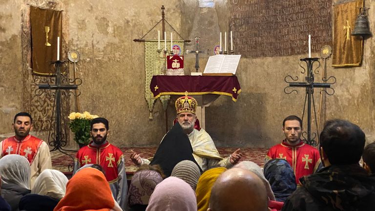 L'évêque Hovhannes Hovhannisyan préside la messe à l'église cathédrale de Dadivank