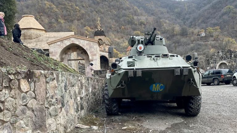 Un char russe se trouve dans la cour du monastère de Dadivank

