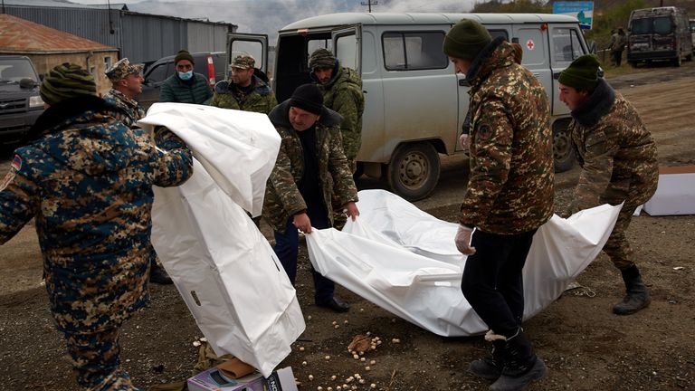 Des militaires arméniens récupèrent les corps de soldats tués en combattant pour l'Azerbaïdjan sur la route où les derniers jours de bataille s'étaient déroulés entre les deux armées, le 13 novembre 2020 à Stepanakert, Azerbaïdjan