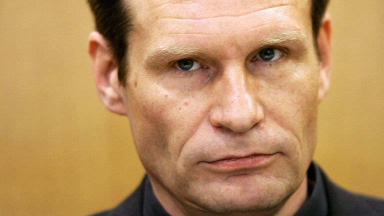 Le cannibale allemand autoproclamé Armin Meiwes attend le début du deuxième jour de son nouveau procès pour meurtre, le 16 janvier 2006 au tribunal de Francfort