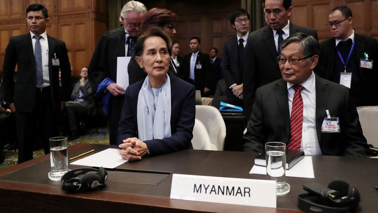 PHOTO DE DOSSIER: Le chef du Myanmar Aung San Suu Kyi assiste à une audience le deuxième jour des audiences dans une affaire déposée par la Gambie contre le Myanmar alléguant un génocide contre la population musulmane minoritaire Rohingya, à la Cour internationale de Justice (CIJ) à La Haye, Pays-Bas décembre 11 novembre 2019. REUTERS / Yves Herman / File Photo
