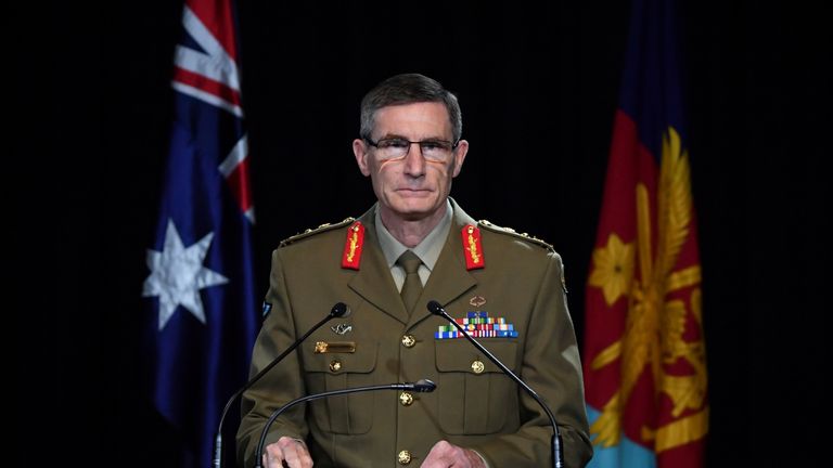 Le général Angus Campbell a parcouru les conclusions du rapport aux journalistes