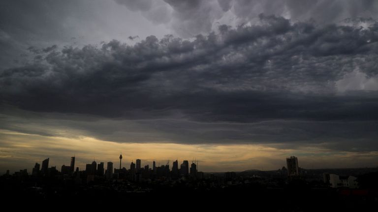 SYDNEY, AUSTRALIE - 29 NOVEMBRE: Des nuages ​​sont vus au-dessus de la ligne d'horizon de Sydney alors qu'un changement cool se produit le 29 novembre 2020 à Sydney, en Australie.  Le Bureau de météorologie a prévu des conditions de canicule en Nouvelle-Galles du Sud ce week-end, avec des températures qui devraient dépasser 40 degrés dans tout l'État.  (Photo par Jenny Evans / Getty Images)