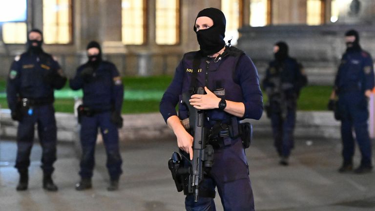 Des policiers armés montent la garde devant l'opéra d'État dans le centre de Vienne le 2 novembre 2020, à la suite d'une fusillade.  - Deux personnes, dont un agresseur, ont été tuées dans une fusillade dans le centre de Vienne, a annoncé la police fin le 2 novembre 2020. La police de Vienne a déclaré dans un message Twitter qu'il y avait eu 