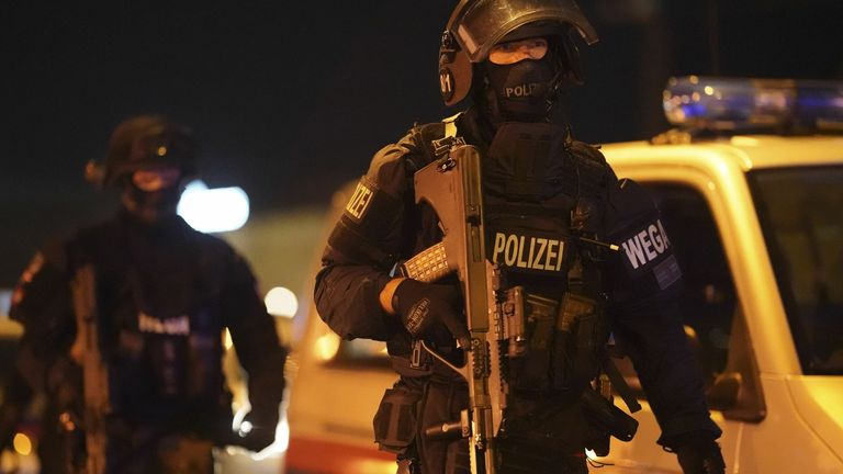Un policier lourdement armé monte la garde sur la place Schwedenplatz dans le centre de Vienne le 2 novembre 2020, à la suite d'une fusillade dans le centre-ville.  - Deux personnes, dont un agresseur, ont été tuées dans une fusillade dans le centre de Vienne, a annoncé la police fin le 2 novembre 2020. 