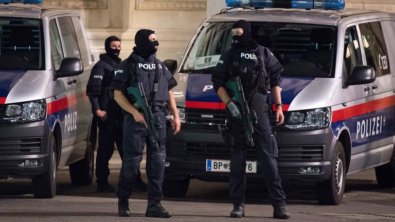 Vienne, AUTRICHE - 02 NOVEMBRE: Des policiers lourdement armés se tiennent devant l'Opéra d'État de Vienne à la suite de coups de feu tirés dans le centre-ville le 02 novembre 2020 à Vienne, en Autriche.  La police a bloqué les rues voisines autour de la place Schwedenplatz et a exhorté les gens à rester à l'écart dans ce qui semble être un événement en cours impliquant peut-être plusieurs assaillants.  (Photo par Michael Gruber / Getty Images)