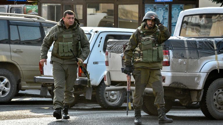 Des réservistes militaires marchent le long d'une rue pendant le conflit militaire en cours entre l'Arménie et l'Azerbaïdjan