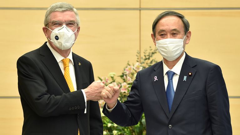 Le Premier ministre japonais Yoshihide Suga accueille le président du Comité international olympique (CIO) Thomas Bach lors de leur réunion à Tokyo