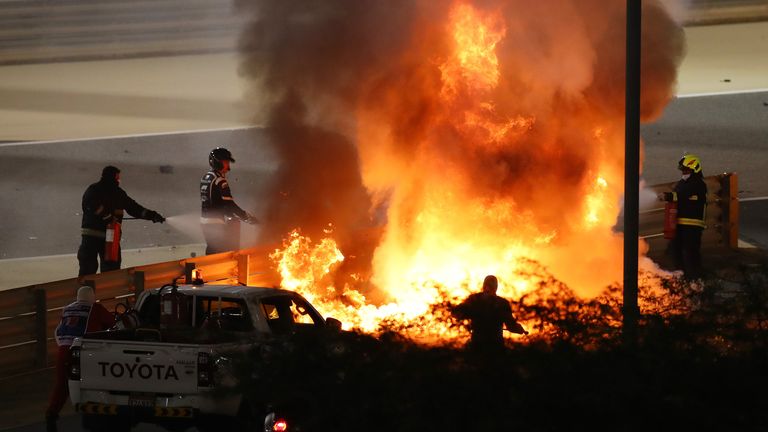 

BAHREÏN, BAHREÏN - 29 NOVEMBRE: Un incendie est photographié après le crash de Romain Grosjean de France et de Haas F1 lors du Grand Prix F1 de Bahreïn sur le circuit international de Bahreïn le 29 novembre 2020 à Bahreïn, Bahreïn.  (Photo par Bryn Lennon / Getty Images)
