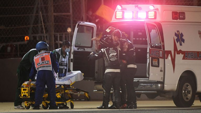 

BAHREIN, BAHREIN - 29 NOVEMBRE: Romain Grosjean de France et Haas F1 est photographié en train d'être aidé dans une ambulance après un accident lors du Grand Prix F1 de Bahreïn sur le circuit international de Bahreïn le 29 novembre 2020 à Bahreïn, Bahreïn.  (Photo par Rudy Carezzevoli / Getty Images)

