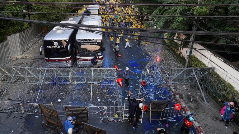 Un barrage routier détruit est observé lors d'une manifestation anti-gouvernementale alors que les législateurs débattent du changement de constitution, devant le parlement à Bangkok, Thaïlande, le 17 novembre 2020. REUTERS / Athit Perawongmetha