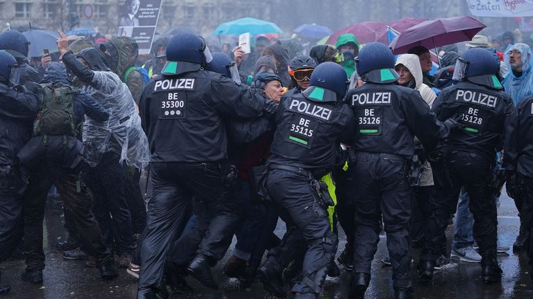 Les manifestants ont été aspergés d'eau alors qu'ils luttaient contre une ligne de police