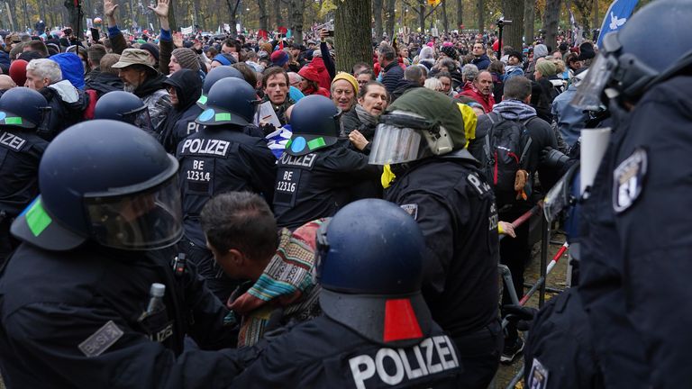 La police anti-émeute a emmené des dizaines de manifestants