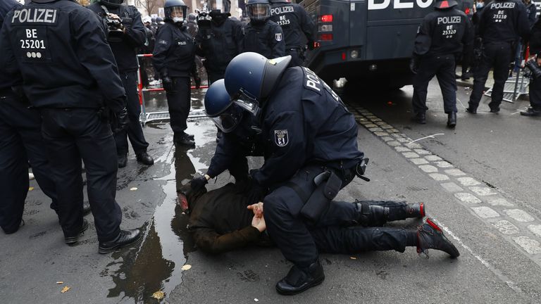 La police a arrêté des manifestants après avoir omis d'écouter les demandes de distance sociale et de porter des masques