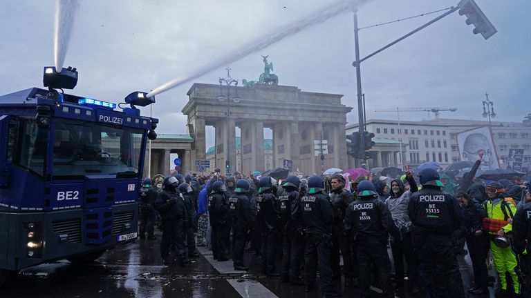 Les manifestants se sont réunis à la porte de Brandebourg au bord d'un cordon autour du parlement