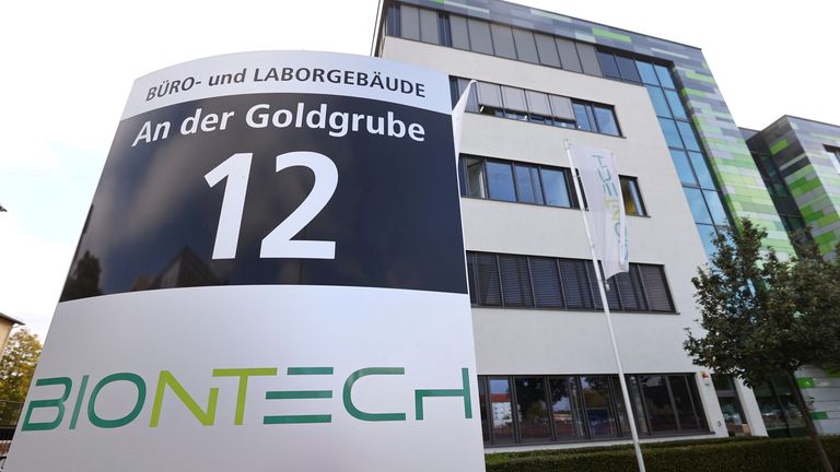 PHOTO DE FICHIER: Le siège de la société de biotechnologie allemande BioNTech est photographié à Mayence