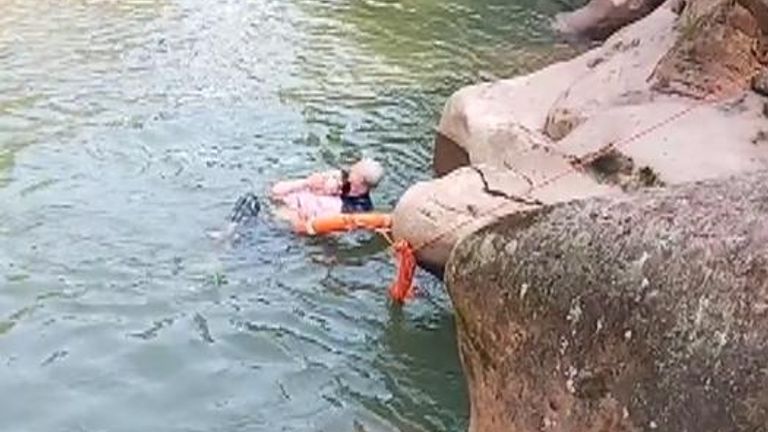 M. Ellison a ramené la femme sur les rochers 