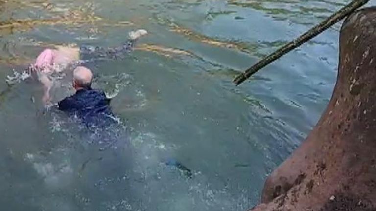 L'élève a été vu allongé face contre terre à la surface de l'eau