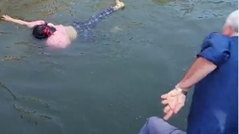 Stephen Ellison a sauté à l'eau pour aider la femme qui se noyait