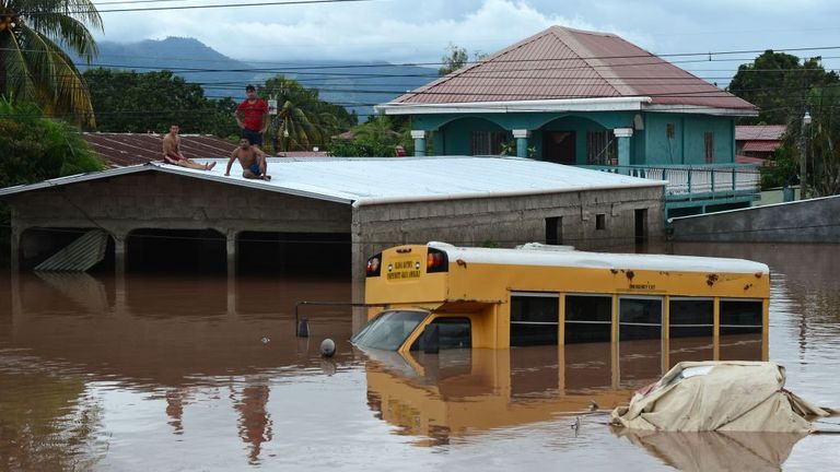 Un bus est vu partiellement submergé après que l'ouragan Eta a frappé le Honduras la semaine dernière