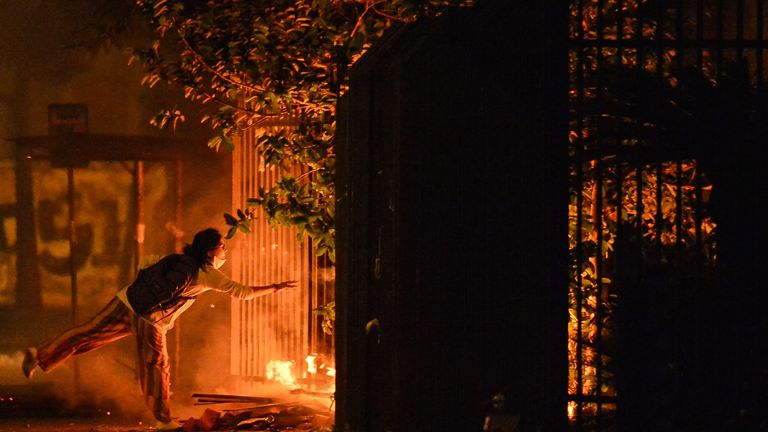 Des manifestants ont allumé un incendie lors d'une manifestation à l'entrée d'un supermarché Carrefour où Joao Alberto Silveira Freitas a été battu à mort, à Porto Alegre, Rio Grande do Sul, Brésil, le 20 novembre 2020