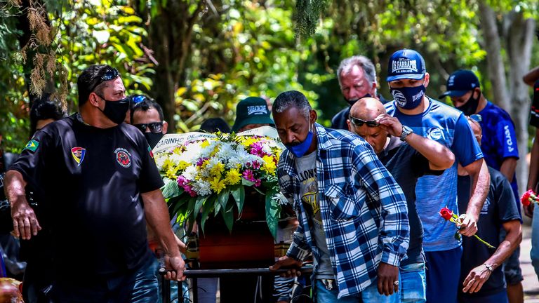 Des proches et amis de Joao Alberto Silveira Freitas, décédé après avoir été battu par des agents de sécurité blancs dans un supermarché appartenant au groupe Carrefour, assistent à ses funérailles à Porto Alegre, Brésil, le 21 novembre 2020