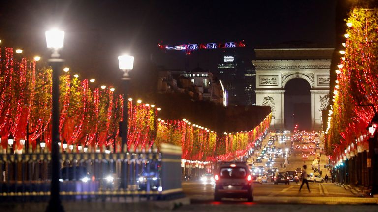 Les Champs Elysées illuminés à Paris, France