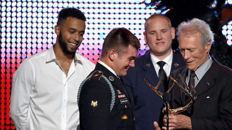 Les hommes américains qui ont aidé à déjouer une attaque terroriste reçoivent le Hero Award de l'acteur / réalisateur Clint Eastwood en 2016 Pic: Kevin Winter / Getty Images