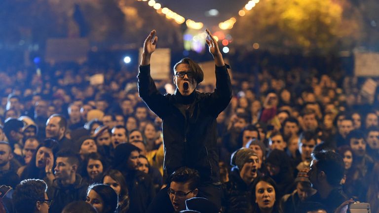 Des protestations ont suivi l'incendie et le Premier ministre s'est retiré