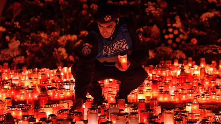 Un gendarme roumain rend hommage aux victimes de l'incendie