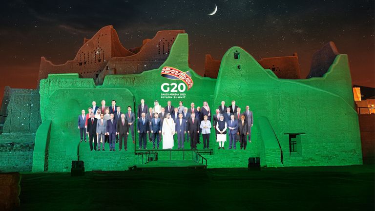   En raison des restrictions COVID, une `` photo de famille '' virtuelle des dirigeants a été créée et projetée sur le palais Salwa à At-Turaif, l'un des sites du patrimoine mondial de l'UNESCO en Arabie saoudite.  Crédit Diriyah Gate Development Authority