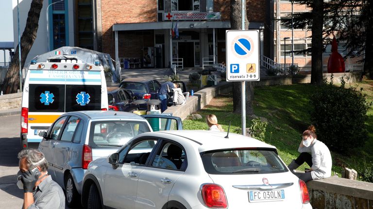 Les gens attendent à côté de leurs voitures à l'extérieur de l'hôpital de Cotugno alors que la bataille contre la maladie à coronavirus (COVID-19) s'intensifie, à Naples, en Italie, le 9 novembre 2020. REUTERS / Ciro De Luca