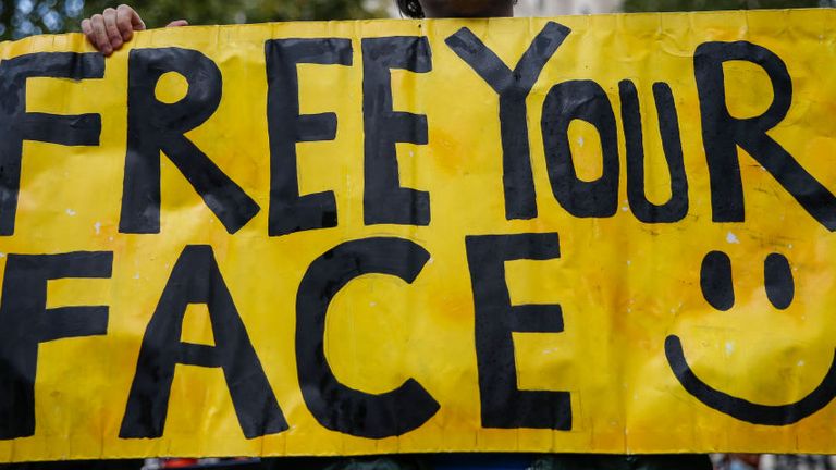 Londres, ANGLETERRE - 10 OCTOBRE: Un manifestant anti-masque tient une pancarte lors d'un rassemblement devant Downing Street le 10 octobre 2020 à Londres, en Angleterre.  Les manifestants se sont rassemblés contre les mesures COVID-19 un jour après que le maire de Londres, Sadiq Khan, a annoncé de nouvelles restrictions `` inévitables ''.  Annonce de l'agence de santé de l'Organisation mondiale de la santé (OMS) 