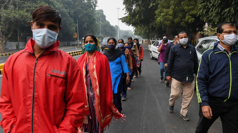 Des personnes portant des masques faciaux participent à un marathon organisé par l'hôpital Ram Manohar Lohia (RML) pour sensibiliser le public au coronavirus Covid-19, à New Delhi le 8 novembre 2020
