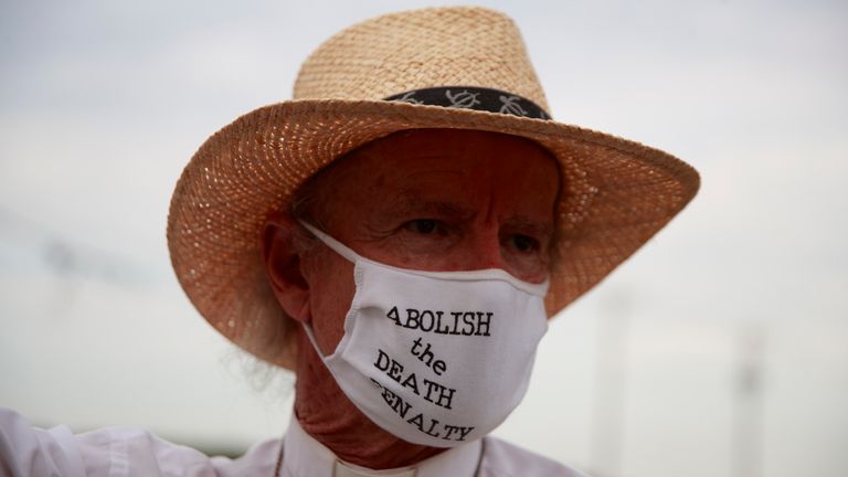 Le révérend Bill Breeden se tient devant le complexe correctionnel fédéral de Terre Haute pour protester avant que le détenu à mort Wesley Ira Purkey ne soit exécuté par injection létale.  L'exécution de Purkey, prévue à 19 heures, a été retardée par un juge.  Purkey souffre de démence et de la maladie d'Alzheimer.  Wesley Ira Purkey a été reconnu coupable d'un enlèvement et d'un meurtre horribles en 1998.  (Photo par Jeremy Hogan / SOPA Images / Sipa USA)