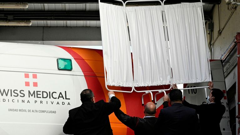 Le personnel de sécurité a couvert l'ambulance dans laquelle Diego Maradona a quitté une clinique huit jours après la chirurgie pour enlever un caillot de sang sur son cerveau