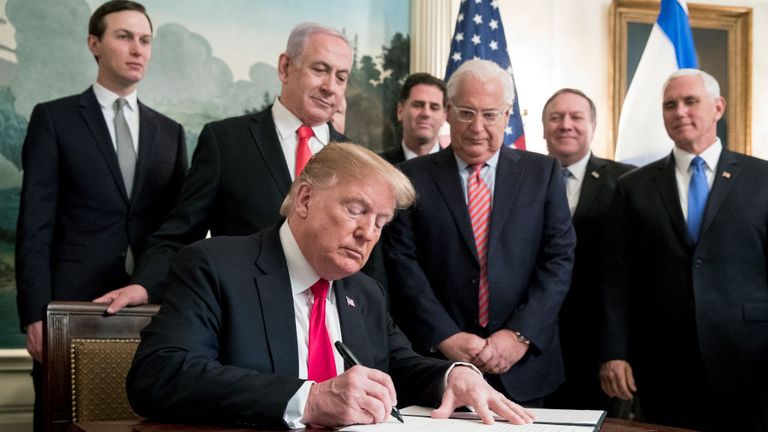 WASHINGTON, DC - 25 MARS: (AFP OUT) Le président américain Donald J.Trump (C) signe un ordre reconnaissant le plateau du Golan comme territoire israélien, devant le Premier ministre israélien Benjamin Netanyahu (arrière C), dans la salle de réception diplomatique de la Maison Blanche le 25 mars 2019 à Washington, DC.