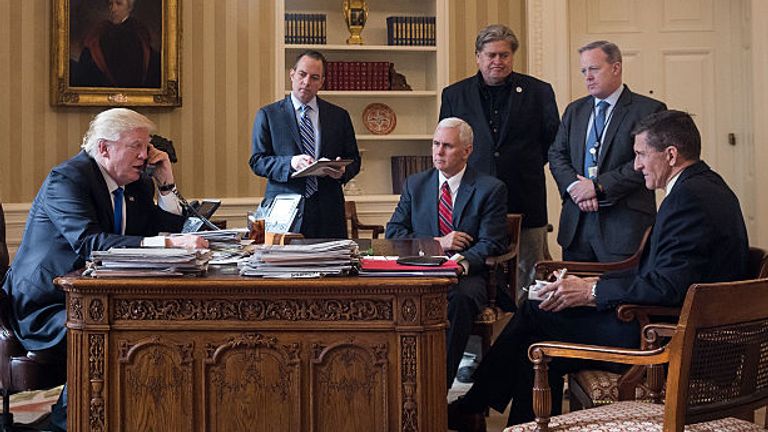 Janvier 2017: M. Trump dans le bureau ovale avec le chef de cabinet Reince Priebus, le vice-président Mike Pence, le stratège en chef de la Maison Blanche Steve Bannon, l'attaché de presse Sean Spicer et le conseiller à la sécurité nationale Michael Flynn
