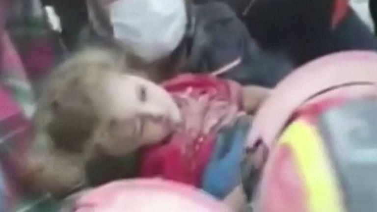 Une fillette de 3 ans tirée des décombres en Turquie