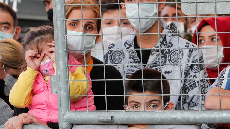 Les gens regardent les opérations de sauvetage se dérouler sur un site après qu'un tremblement de terre a frappé la mer Égée, dans la province côtière d'Izmir, en Turquie, le 1er novembre 2020. REUTERS / Murad Sezer
