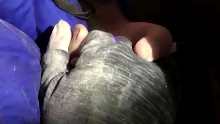 La sauveteuse Edanur Dogan tient la main d'Inci Okan, 16 ans, alors qu'elle est sauvée des décombres