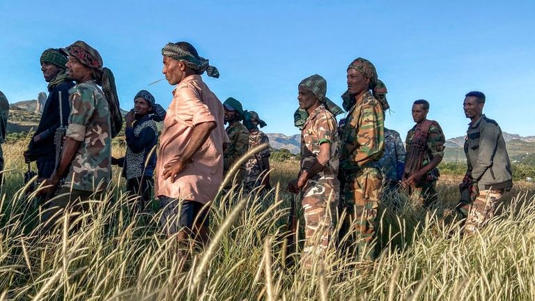 Des hommes de la milice amhara reçoivent une formation à la périphérie du village d'Addis Zemen
