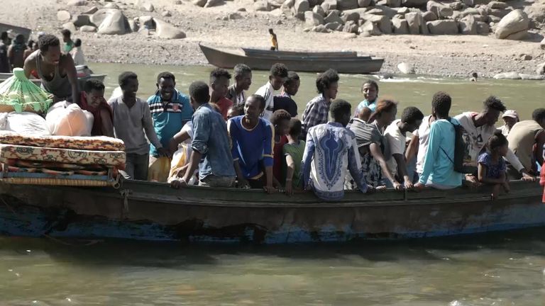 Des réfugiés sont montés à bord de bateaux métalliques instables pour fuir les combats au Tigray