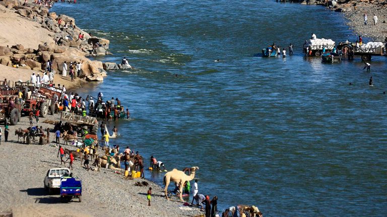 Des réfugiés éthiopiens qui ont fui les combats dans la région du Tigré se rassemblent sur les rives d'un fleuve frontalier avec le Soudan