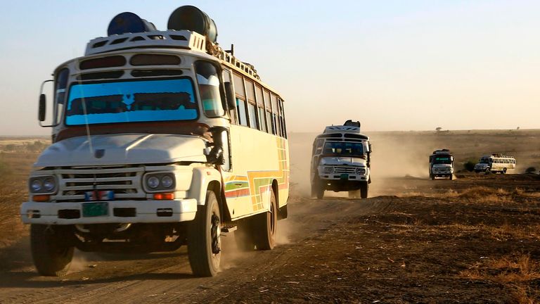 Des bus transportent des réfugiés éthiopiens dans un camp au Soudan