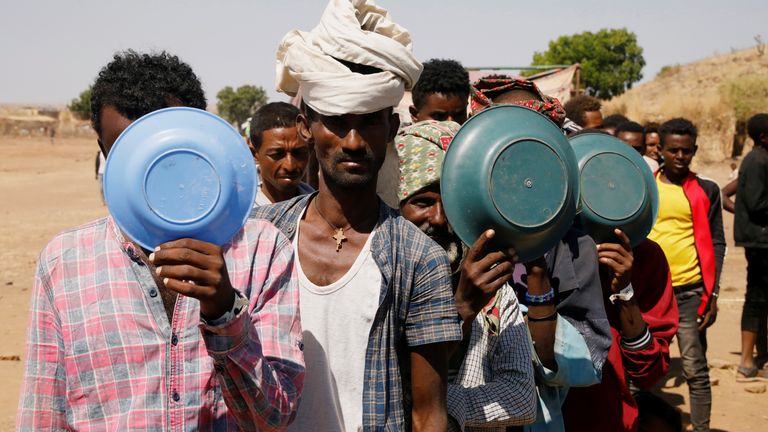 Des réfugiés éthiopiens font la queue pour un repas au camp de réfugiés d'Um Rakuba, à la frontière entre le Soudan et l'Éthiopie