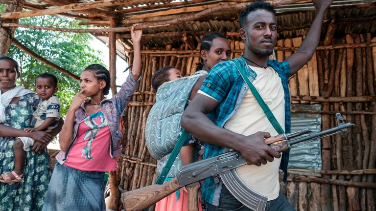 Un milicien de la région d'Amhara se prépare à combattre aux côtés des forces gouvernementales au Tigray