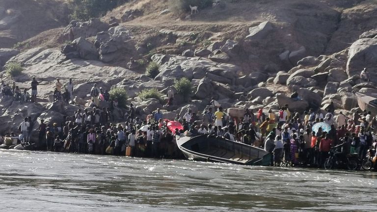 Les Éthiopiens fuient les combats en cours dans la région du Tigré et traversent la rivière Setit à la frontière entre le Soudan et l'Éthiopie dans le village de Hamdait, dans l'est de l'État de Kassala, au Soudan 