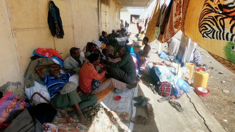 Les Éthiopiens qui ont fui les combats en cours dans la région de Tigray sont assis avec leurs biens dans le village de Hamdait, à la frontière soudano-éthiopienne dans l'est de l'État de Kassala, au Soudan, le 14 novembre 2020. REUTERS / El Tayeb Siddig