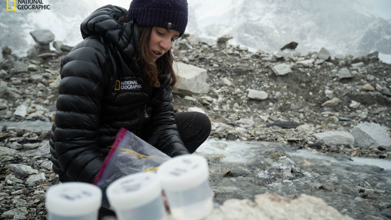 Document non daté photo émis par l'Université de Plymouth d'échantillons prélevés près du camp de base de l'Everest lors de l'expédition National Geographic et Rolex Perpetual Planet Everest.  Des microplastiques ont été découverts dans la neige et l'eau des ruisseaux près du sommet du mont Everest, ont révélé des scientifiques.